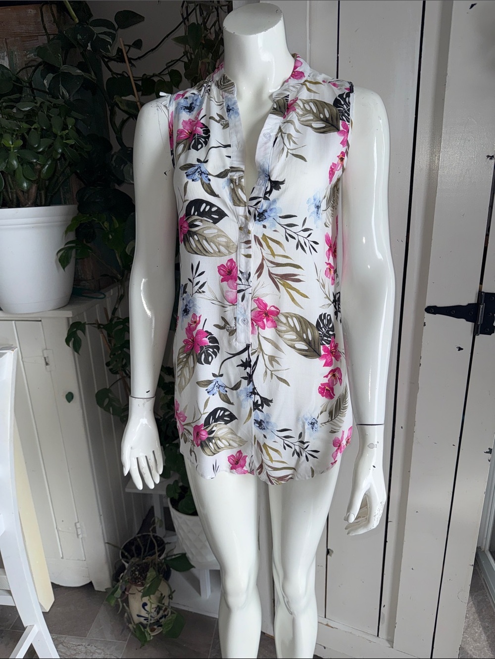 Suzy Shier White Sleeveless Floral Button-Front Blouse with Pink Flowers NWOT